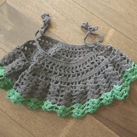 Handmade gray and green crochet crop top with tie straps, size L. - Picture 2 of 2